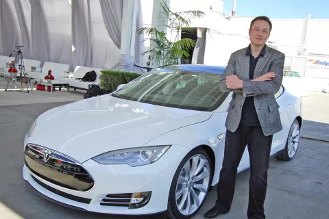 Elon Musk ob novem avtomobilu Tesla Model S v tovarni Tesla v Fremontu, Kalifornija, 1. 10. 2011. / Foto: Wikipedija