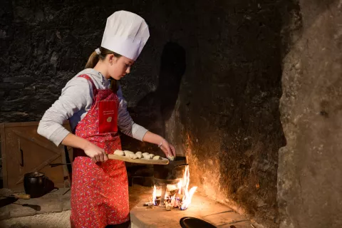 Drobnjakovi štruklji »na žup« so se deset minut kuhali v črni kuhinji. / Foto: Primož Pičulin