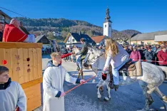 Župnik blagoslovi konja z blagoslovljeno vodo in mu da blagoslovljen kruh in sol, lastnik konja pa ministrantom da »ofer« za cerkev. / Foto: Nik Bertoncelj