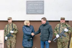 Spominsko ploščo Janezu Ivanu Zelju sta odkrila predsednica Zveze društev general Maister Slovenije Lučka Lazarev Šerbec in železnikarski župan Marko Gasser. / Foto: Simon Benedičič