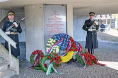 Neznanim nestrpnežem je v napoto tudi plošča padlim partizanom in pobitim domačinom. / Foto: Primož Pičulin