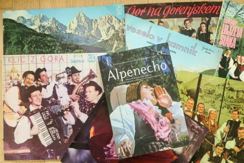 Monografija Alpenecho med albumi ansamblov, ki so v drugi polovici 20. stoletja utirali pot slovenski narodnozabavni glasbi in jih danes poslušajo predvsem starejši / Foto: Igor Kavčič