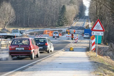 Promet je urejen po začasnem obvozu in poteka enosmerno. / Foto: Tina Dokl