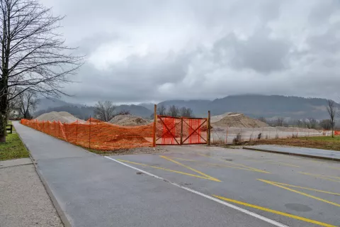 Letos bo stekla gradnja novega parkirišča pod Blejskim gradom. / Foto: Primož Pičulin, Arhiv Gorenjskega Glasa