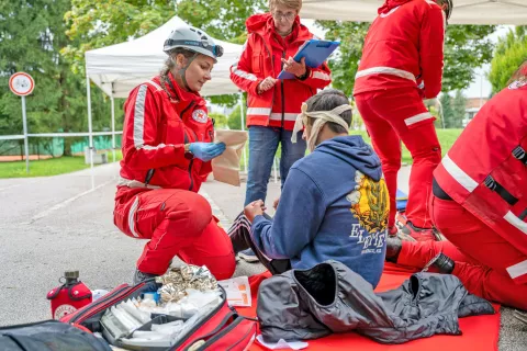 Ekip prve pomoči na usposabljanju. / Foto: Nik Bertoncelj