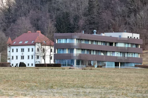 Slikovita Drnča je po novem v lasti družine Ovsenik, potomcev legendarnega Vilka Ovsenika. / Foto: Tina Dokl