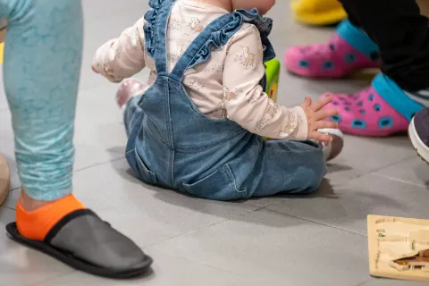 Program Mlade mamice in očki je namenjen študentom in dijakom, ki so starši. Fotografija je simbolična. / Foto: Nik Bertoncelj