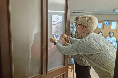 Demenci prijazno točko sta simbolično, z namestitvijo značilnega znaka, odprli dr. Zdenka Čebašek Travnik in direktorica Zavoda medgeneracijsko središče Komenda Mojca Šraj. / Foto: Ana Jagodic Dolžan