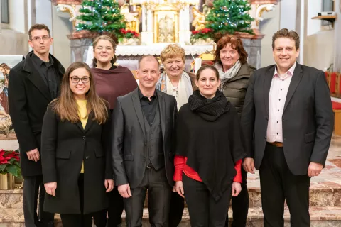 Na dobrodelnem koncertu v Selcih so nastopili (spredaj z leve) Anja Zemljarič, Anton Habjan, zakonca Christina in Jure Thaler ter (zadaj z leve) zakonca Boštjan in Urška Bernik, ob njima pa sta še Matičevi babici Nevenka Krelj in Darinka Žontar. / Foto: Simon Benedičič