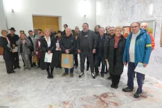 Na območni likovni razstavi svoja dela predstavlja kar trideset ustvarjalcev s Škofjeloškega. Tisti, ki slikajo že več let, so prejeli tudi Ažbetove značke JSKD. / Foto: Igor Kavčič