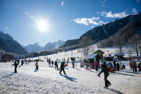 Smučišče v Kranjski Gori je bilo minuli konec tedna dobro obiskano. / Foto: Primož Pičulin