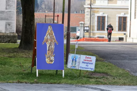 Civilna iniciativa za postavitev Marijinega znamenja na Glavnem trgu namerava vztrajati pri svojem stališču. / Foto: Tina Dokl