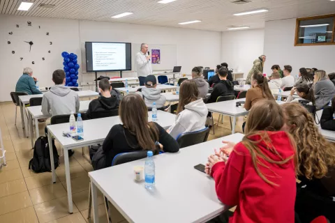 Direktor kranjske območne službe zavoda za zaposlovanje Uroš Kopavnik je v pogovoru s srednješolci odstiral korake do zaposlitve in doseganja kariernih ciljev. / Foto: Primož Pičulin