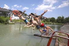 kopanje javno kopališče Puštal Škofja Loka preživljanje počitnic vročina reka Poljanska Sora sončenje osvežitev kopalci mladi / Foto: Gorazd Kavčič