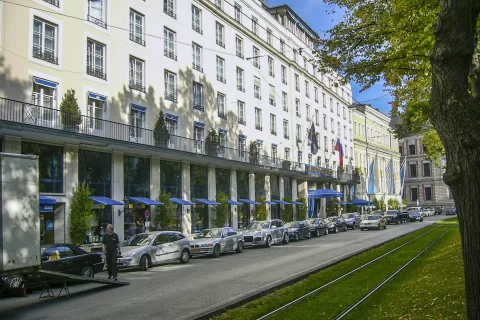 Hotel Bayerischer Hof v Münchnu, v katerem zaseda Munich Security Conference. Tako bo tudi od 14. do 16. februarja 2025. / Foto: Wikipedija