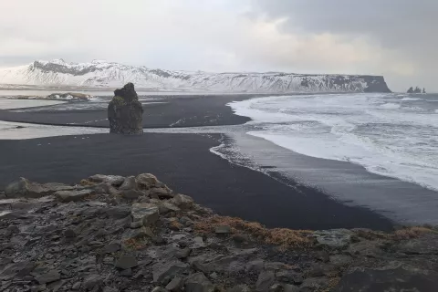 Zaradi vulkanskih izbruhov so tudi nekatere obale ob Atlantiku črne. Na njih pa samevajo skalni osamelci. Islandci, ki so sicer zelo vraževerni, pravijo, da so to okamenela hudobna čudežna bitja troli.  / Foto: Jože Košnjek