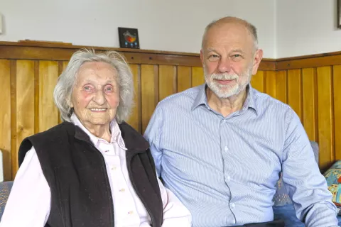 Stoletnico Štefanijo Berčič je ob jubileju obiskal in ji čestital tudi predsednik Društva upokojencev Škofja Loka Miha Ješe. / Foto: Vilma Stanovnik