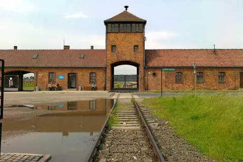 Glavni vhod v koncentracijsko taborišče Auschwitz, skoti katerega so z vlaki vrsto let dovažali množice Judov, da bi jih usmrtili. / Foto: / Foto: Wikipedija