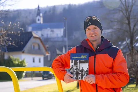 Mitja Kapus in knjiga Šport v Kamni Gorici skozi časKamn Gorica / Foto: Nik Bertoncelj