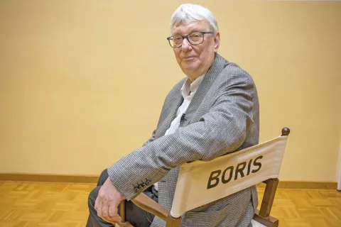 Boris Kuburič na svojem režiserskem stolu na nedavni prireditvi v sklopu Obrazov slovenskih knjižnic v tržiški knjižnici. Prireditev je vodil David Ahačič. / Foto: Primož Pičulin