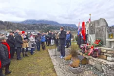 Veliko ljudi se je zbralo v nedeljo na žalni slovesnosti na pokopališču v Svečah. / Foto: Jože Košnjek