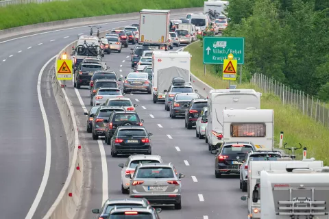 Število neupoštevanj pravila o reševalnem pasu in priključitev vozilu s prednostjo se v zadnjih letih povečuje. / Foto: Nik Bertoncelj