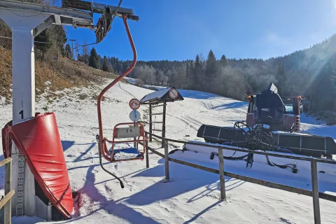 Snega je premalo za obratovanje smučišča, zato enosedežnica ne vozi. Zaprt je tudi gostinski lokal ob zgornji postaji žičnice. / Foto: Urška Peternel