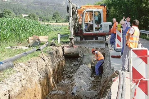 Gradnja vodovoda se je že začela tudi ob glavni cesti od Zvirč do Kovorja. / Foto: Gorazd Kavčič