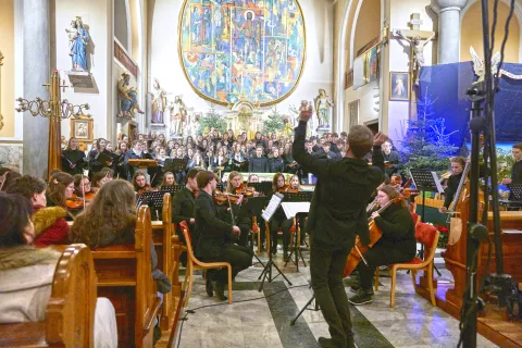 V zadnji skladbi je moči združilo več kot 130 nastopajočih. / Foto: Iztok Zupan