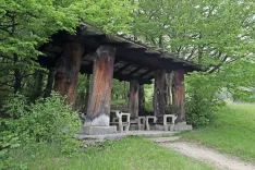 Plečnikova odprta vrtna lopa Brezjanka v Begunjah. Streho nosi šest močnih hrastovih stebrov. / Foto: Gorazd Kavčič, arhiv Gorenjskega glasa