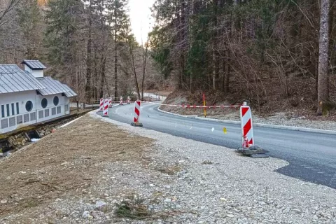 Pri mali hidroelektrarni na Cesti v Javorniški Rovt se je del ceste ob ujmi posul v potok. Zdaj je ta del saniran, položen je že grobi asfalt. / Foto: Arhiv Občine Jesenice