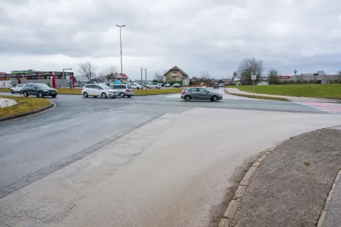 Začetek severne obvoznice Škofje Loke je predviden v sedanjem križišču na Grencu v k. o. Stari Dvor, kjer ima nepremičino tudi pobudnik ustavne presoje. / Foto: Primož Pičulin