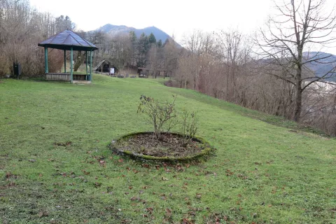 Park ob Škofjeloškem gradu, kjer je bilo lani opravljeno vzorčenje, je zdaj zatravljen. / Foto: Vilma Stanovnik