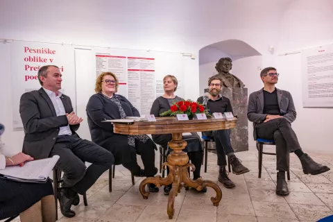 Sodelujoči na novinarski konferenci za predstavitev 22. Prešernovega smenja v kranjski Prešernovi hiši: Klemen Malovrh, Maja Vunšek, Marjana Žibert, Selman Čorović in župan Matjaž Rakovec / Foto: Primož Pičulin