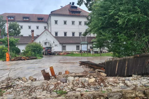 Poplave so močno prizadele tudi graščino Katzenstein in njeno okolico. / Foto: Marjana Ahačič