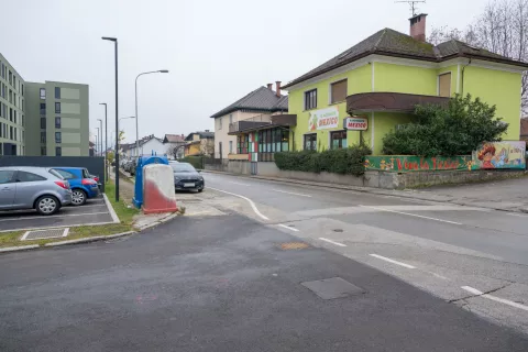 S postavitvijo stebričkov bodo preprečili parkiranje pred nevarnim križiščem pri mehiški restavraciji v Stražišču, prestavili bodo tudi tamkajšnji ekološki otok. / Foto: Primož Pičulin