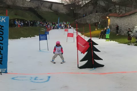 Pod Loškim gradom potekajo tečaji smučanja, v sredo pa je bilo tudi tekmovanje za najmlajše. / Foto: Vilma Stanovnik