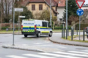 policija intervencija kombi / Foto: Tina Dokl