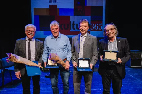 Prejemniki priznanj: predsednik Fotografskega društva Jesenice Stane Vidmar, Janko Rabič, Andrej Palovšnik in podpredsednik Fotografskega društva Jesenice Klemen Klemenc / Foto: Nik Bertoncelj