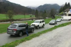 Pred slabim letom so z opozorilno petminutno zaporo opozorili na potrebo po obnovi najbolj nevarnega odseka ceste Gorenja vas–Hotavlje. / Foto: arhiv GG