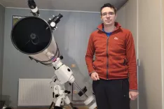 Bojan Ambrožič športnih aktivnosti ne zmore, se je pa začel ukvarjati z astronomijo. "Včasih je bil to zame preveč statičen hobi, sedaj pa je edina stvar, ki me spravlja v dobro voljo," pravi. / Foto: Osebni Arhiv