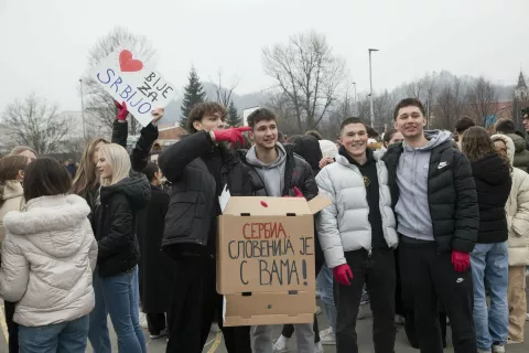 Kamniški dijaki so podporo srbskim študentom izrazili tudi s plakati. / Foto: Aleš Senožetnik