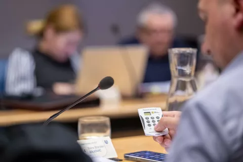 Kljub zadržkom nekaterih svetnikov je jeseniški občinski svet sprejel nove cene za grobnine in pokopališke storitve. / Foto: Nik Bertoncelj