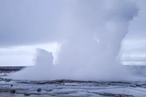 Gejzirji – beseda pomeni luknjo v zemlji – in brbotajoče blato so poleg vulkanov posebnost Islandije. Najbolj znani in obiskani so gejzirji v pokrajini Geysir oziroma Strokkur, od koder je fotografija. / Foto: Jože Košnjek