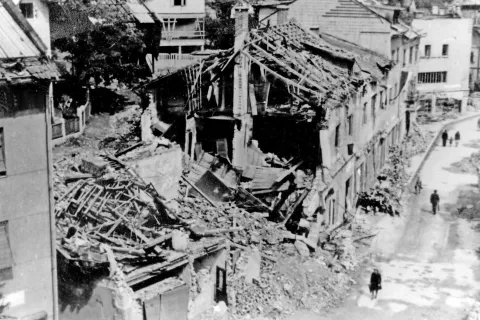 V bombardiranju je bil uničen velik del Jesenic, tudi takratna Gosposvetska cesta. / Foto: fototeka Gornjesavskega Muzeja Jesenice