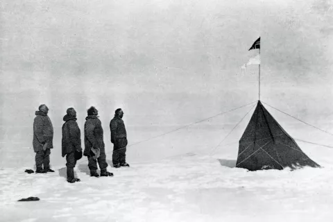 Prvi človek, ki je dosegel južni pol, je bil norveški polarni raziskovalec Roald Amundsen (na levi) z ekipo, 14. decembra 1911. / Foto: Wikipedija