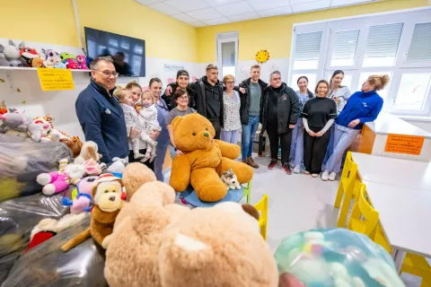 Jeseniški hokejisti so razveselili otroke in osebje Splošne bolnišnice Jesenice. / Foto: Nik Bertoncelj