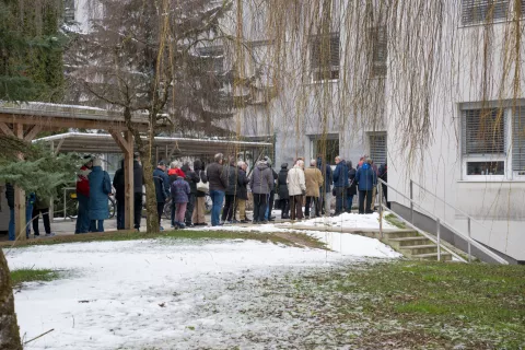 Gneča zaradi možnosti vpisa k novemu zdravniku / Foto: Primož Pičulin