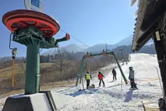 Predvsem otroci so navdušeni nad smučiščem Kozji hrbet nad Bohinjsko Bistrico, ki tako kot že nekaj zadnjih sezon obratuje tudi letos. / Foto: Marjana Ahačič