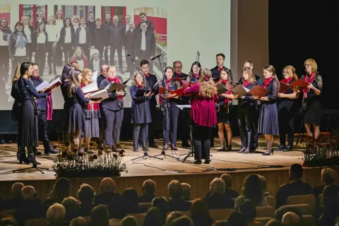 V društvu sta trenutno najbolj aktivna zbor Canticum novum (na fotografiji), ki nastopa tudi zunaj meja, ter Aktiv žena Prgarije, ki s kulinaričnimi prispevki bogati dogodke. / Foto: Nik Bertoncelj